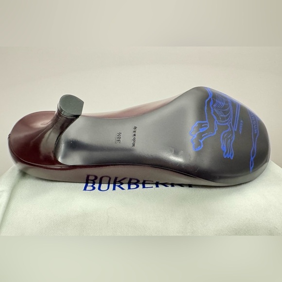 Burberry Glossy Leather Baby Pumps
Color- Poison
Womens size EU 38.5 - Picture 8 of 11